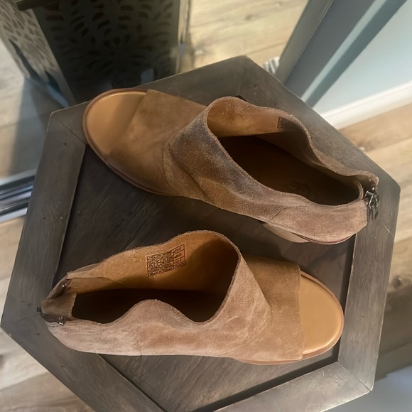 1 hour sale. These UGG booties are stunning. Size 8.5. New - Picture 5 of 10